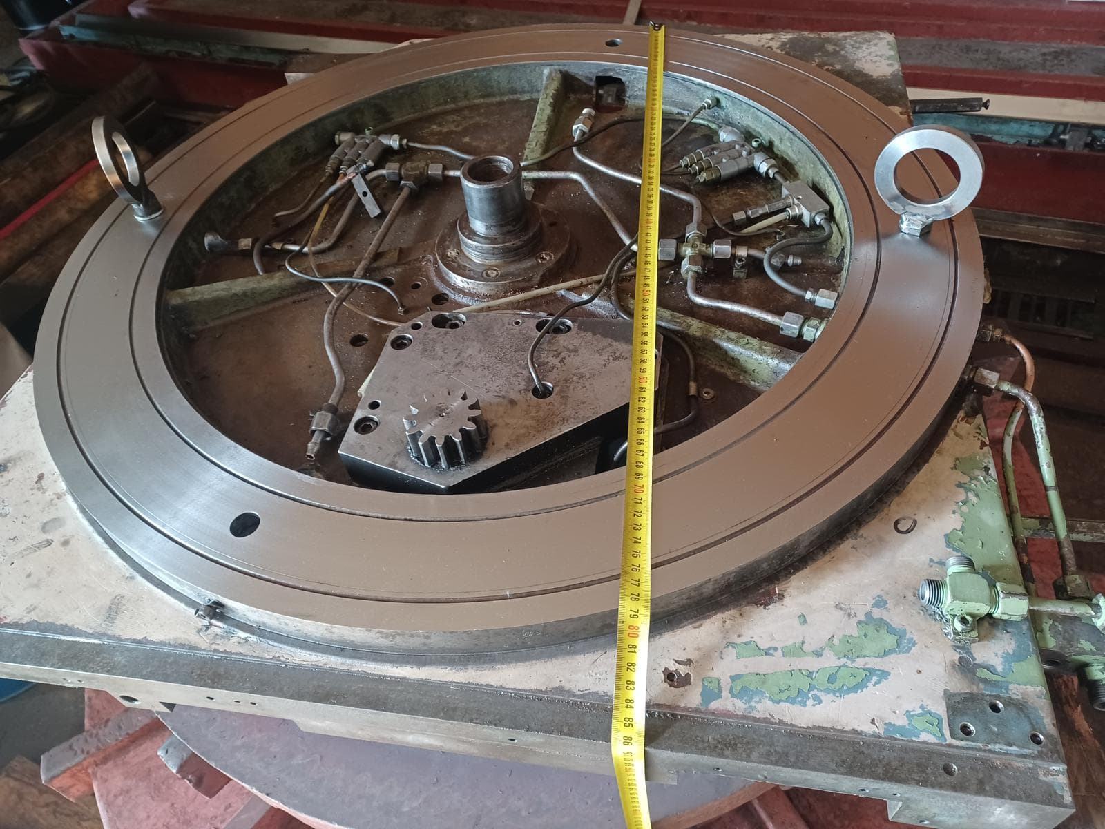 Przywracamy pierwotną dokładność maszyn poprzez precyzyjne pomiary, poziomowanie oraz regenerację prowadnic zgodnie z normami producenta. Eliminujemy błędy wymiarowe i drgania, gwarantując idealną osiowość i najwyższą jakość obróbki.